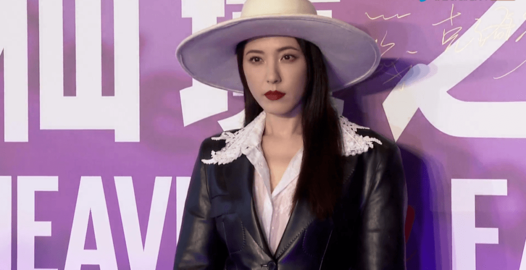 短发|中年女星红毯图鉴：52岁陶红性感敢穿，吴越短发温柔，陈数女王范