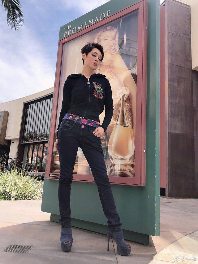 颜也|48岁宁静利落干练,二八分短发+薄荷绿内衬,姐就是这么霸气