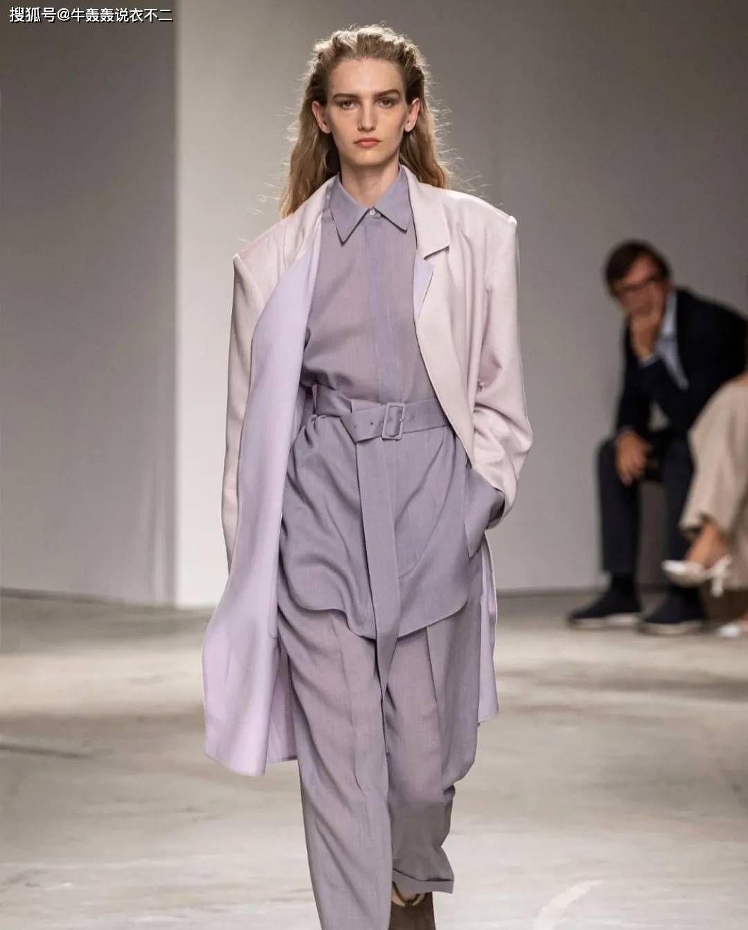 都靠|都靠这些颜色,拯救了我不想穿黑白灰的秋天