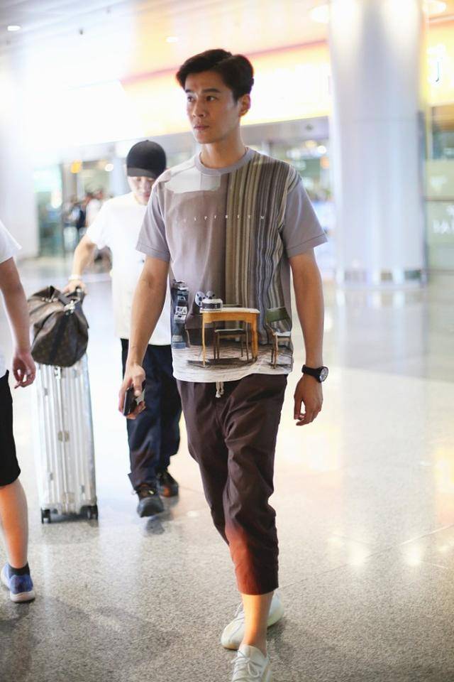 男生|乔振宇老态明显，但身材依旧很有型，休闲装都能穿出时尚感