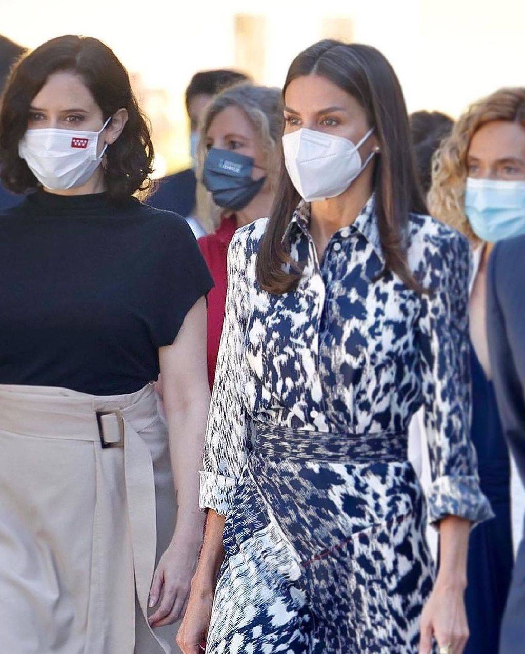 显得|学西班牙王后穿裙子,豹纹长裙配“大红色”高跟鞋,优雅又亮眼