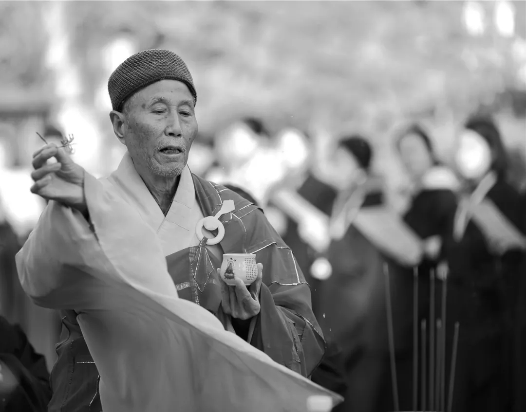 6月10日凌晨3點茗山長老圓寂.這時,天地一片漆黑,一切都靜悄悄的.