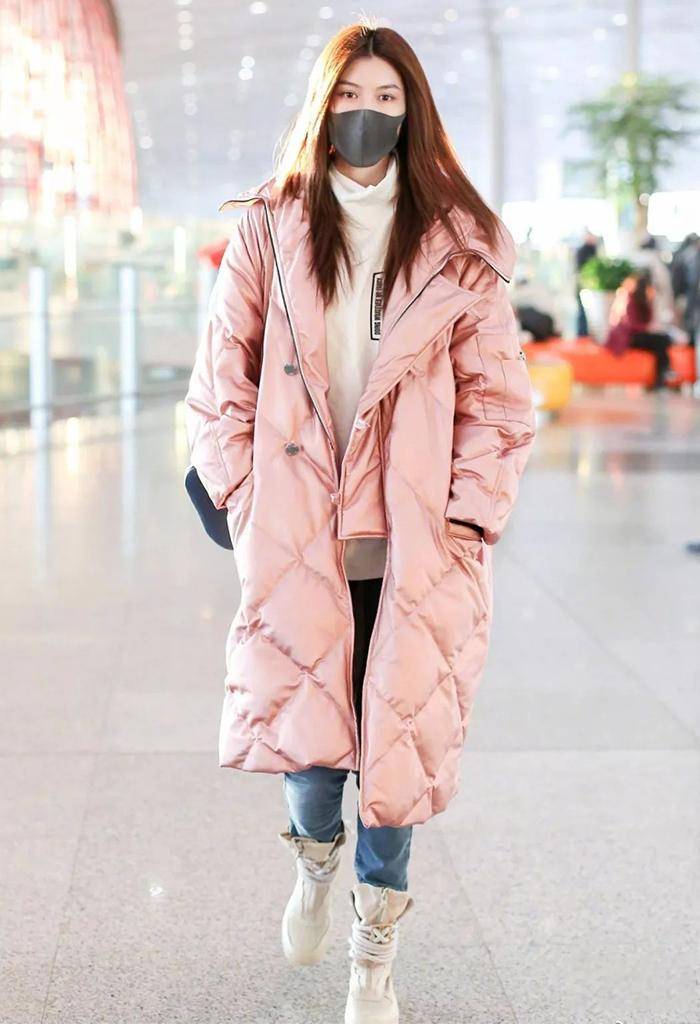 饱和度|40＋的女人挑羽绒服，最好避开这4种“装嫩色”，显胖掉价又土气