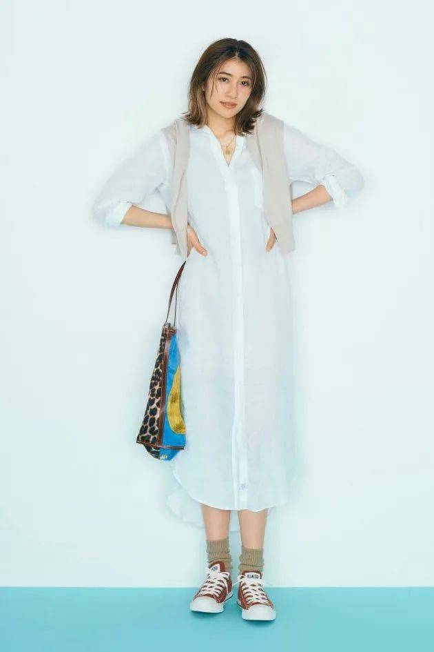 小白|今夏“裙子+运动鞋”这样穿,就是美得不一样!