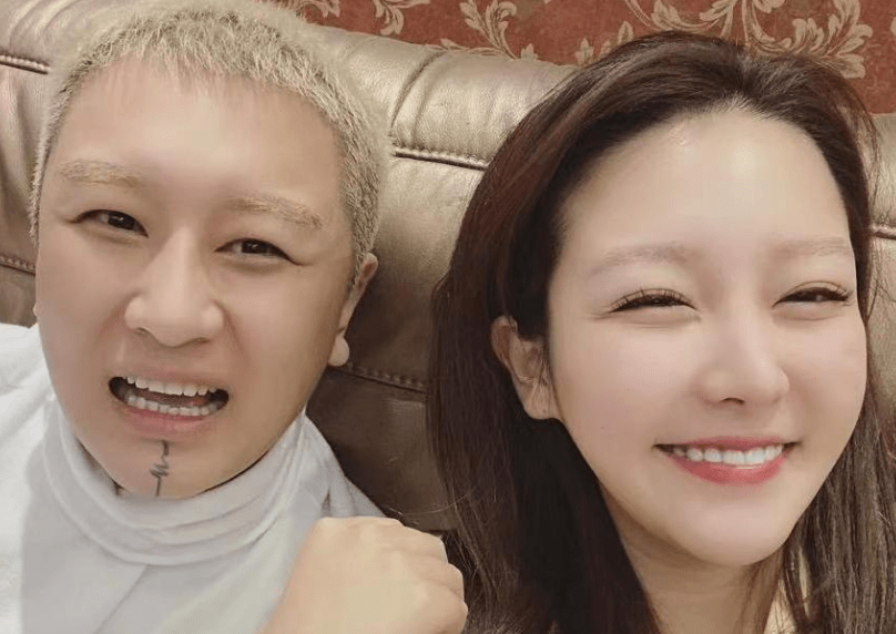 当时,老方丈与安九的账号接通连麦后,才发现对面是安九的老公"熊猫哥"