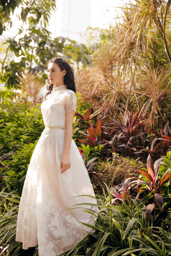 帆布鞋|张柏芝真敢装“嫩”,格子衬衫搭配背带牛仔裤少女感十足,超好看