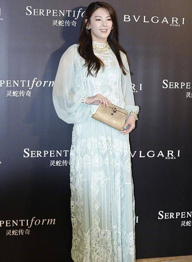 短裙|张雨绮合影被碾压，穿黑色短裙腿最短，身材在里面也是最胖的！