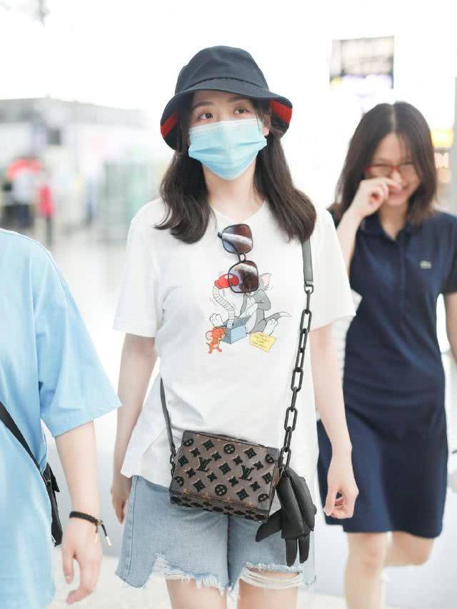经典|张靓颖素颜走机场，把基础单品也能穿出高级感，离婚后反而更嫩了