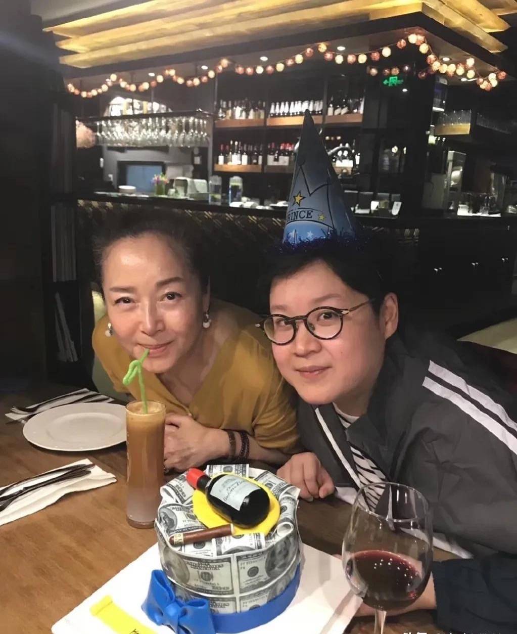 感觉|恬妞穿红卫衣好潮啊，但她不假没打针修图，油光下垂的脸很真实！