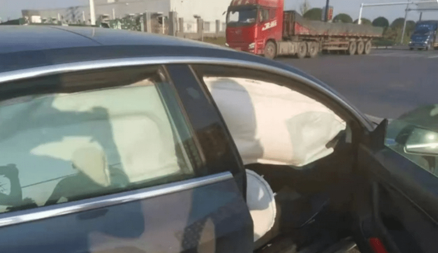 红绿灯提醒特斯拉 26a8920456e8498b8894aa3d219cdd41.png