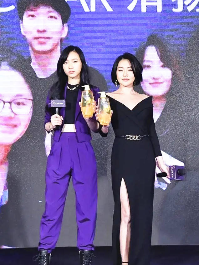 好身材|小S辣妈不好当,带女儿出席活动忙着摆pose,女儿腿长不输气场?