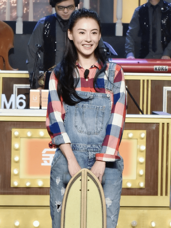 帆布鞋|张柏芝真敢装“嫩”,格子衬衫搭配背带牛仔裤少女感十足,超好看