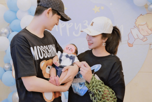 原创马可带儿子晒太阳4个月大小菠萝被爸爸抱怀中父子对视超温馨