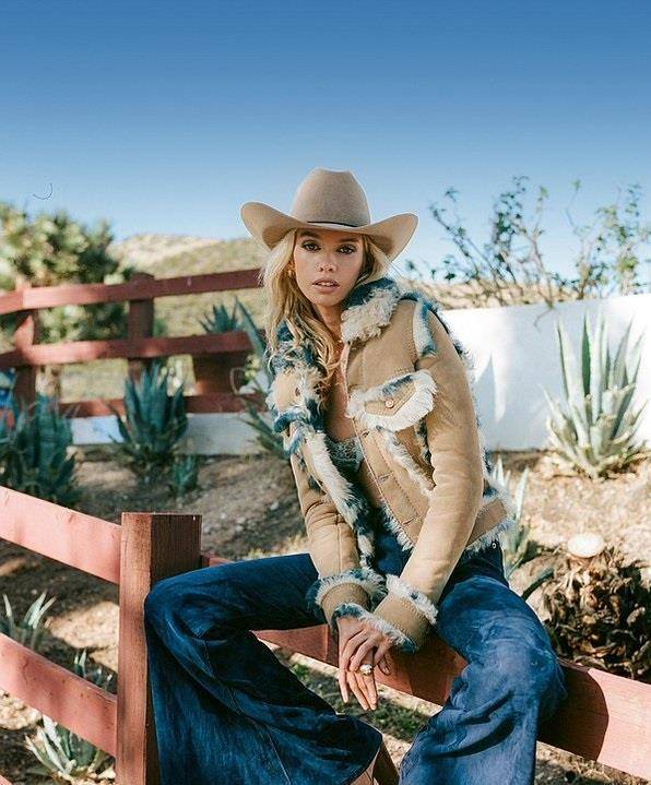 漂亮|“暮光女”前女友斯特拉·麦克斯韦和小鲜肉逛街，扮牛仔女郎真酷