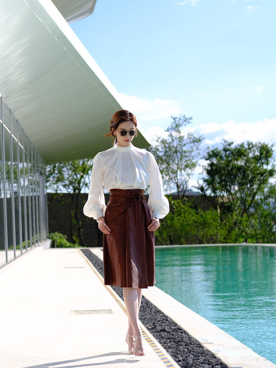 江疏影|秋季衬衫怎么穿时髦,学江疏影用它搭配缎面裙,温柔又气质