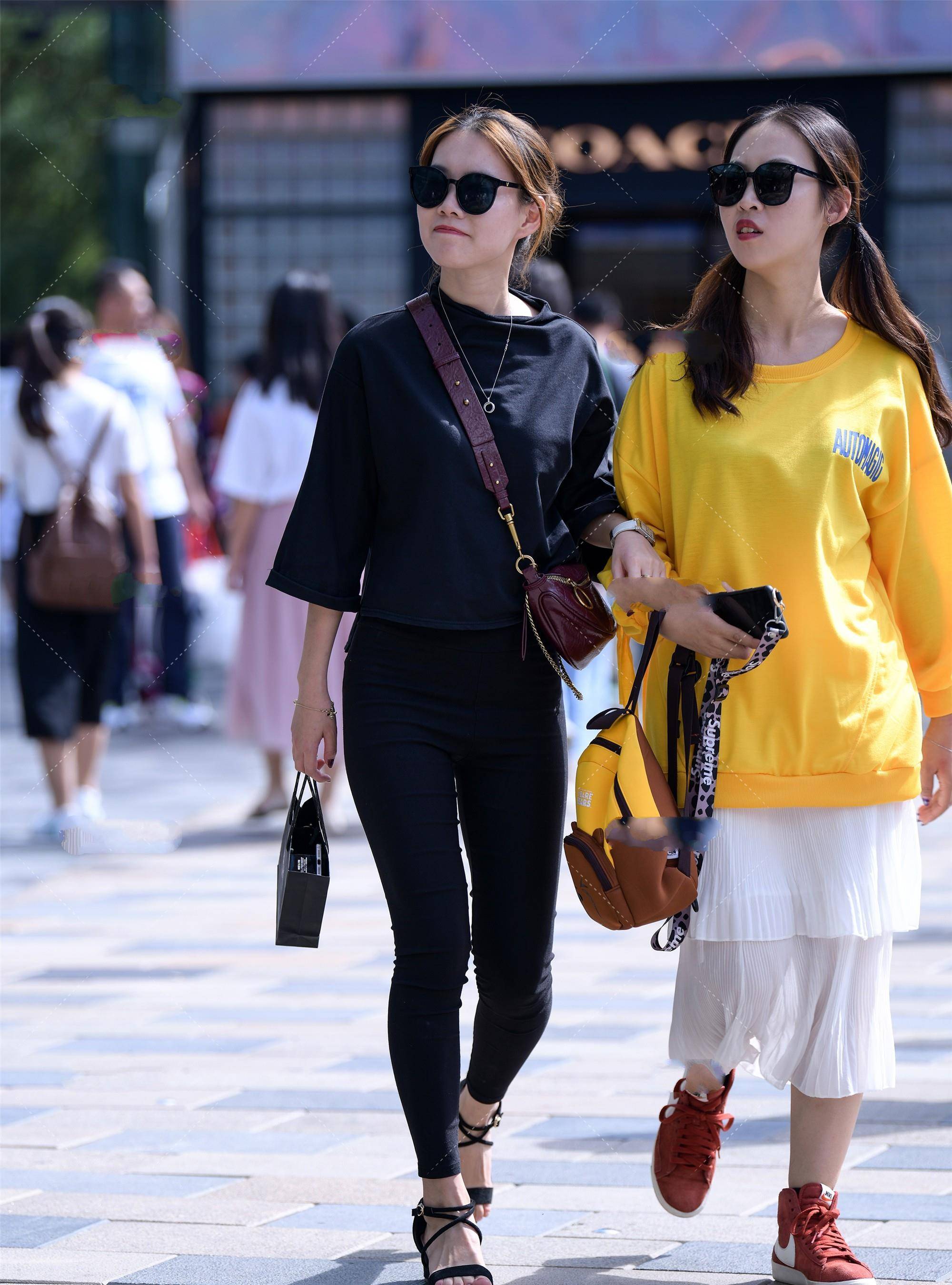 长裤|黑色系穿搭，配铅笔长裤、一字带鞋子，显黑酷潮流风