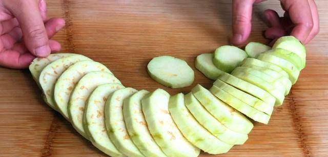 做法|我早餐经常如此做,煎一煎5分钟出锅,比油条包子好吃,还简单