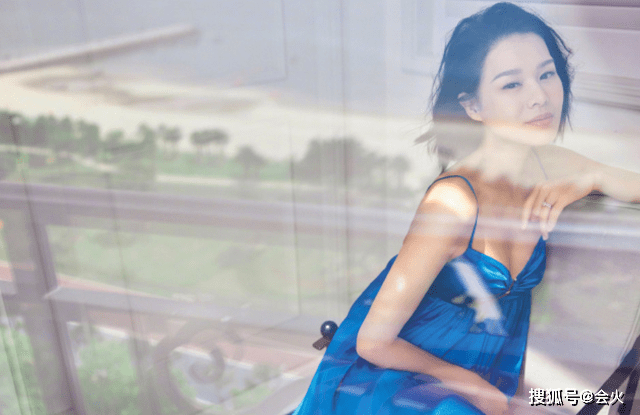 状态|41岁胡杏儿产后恢复快，穿蓝色吊带胳膊纤细，下颚线清晰锁骨明显