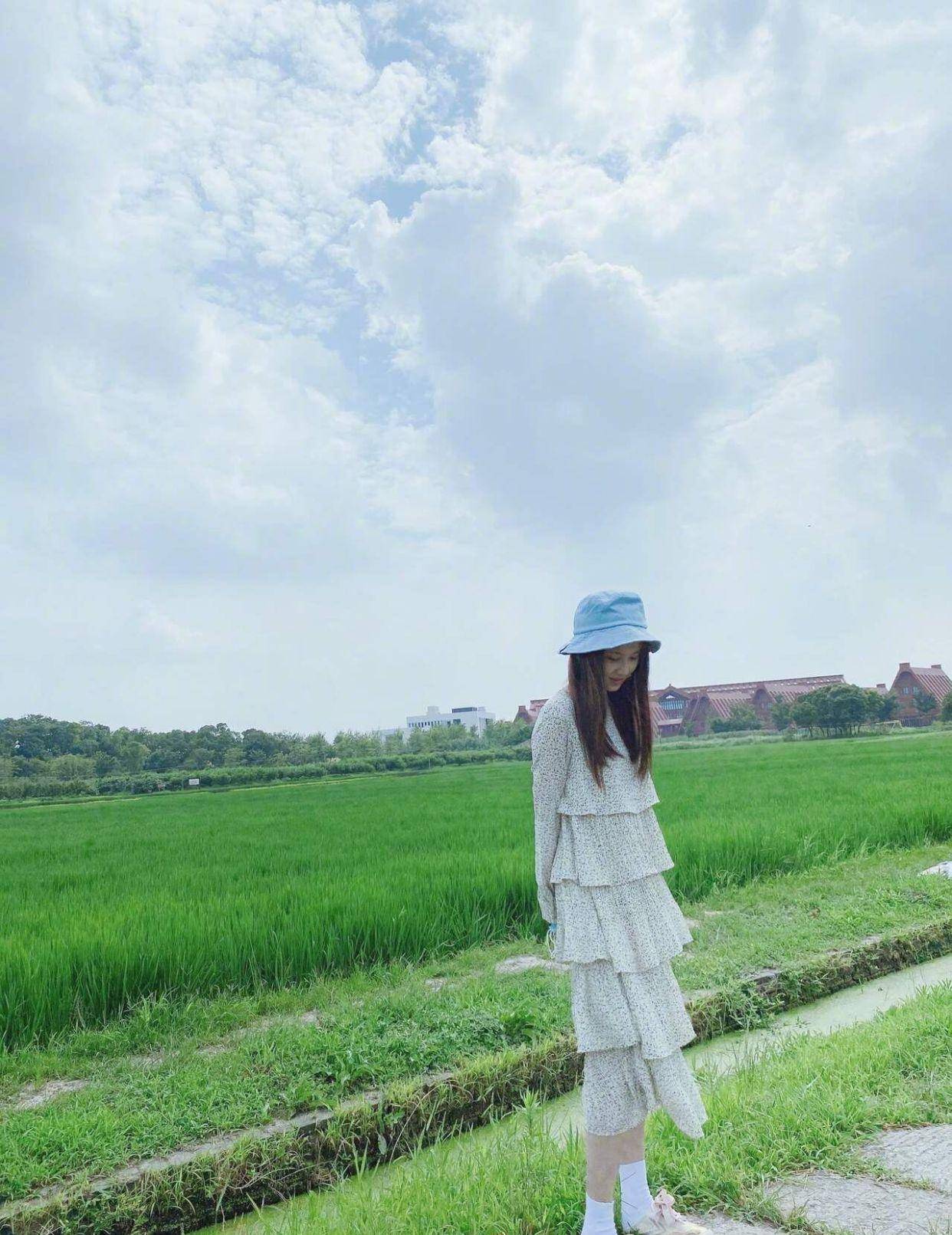 什么|张慧雯的“校花脸”真没谁了！穿碎花蛋糕裙，女生看了也羡慕不已