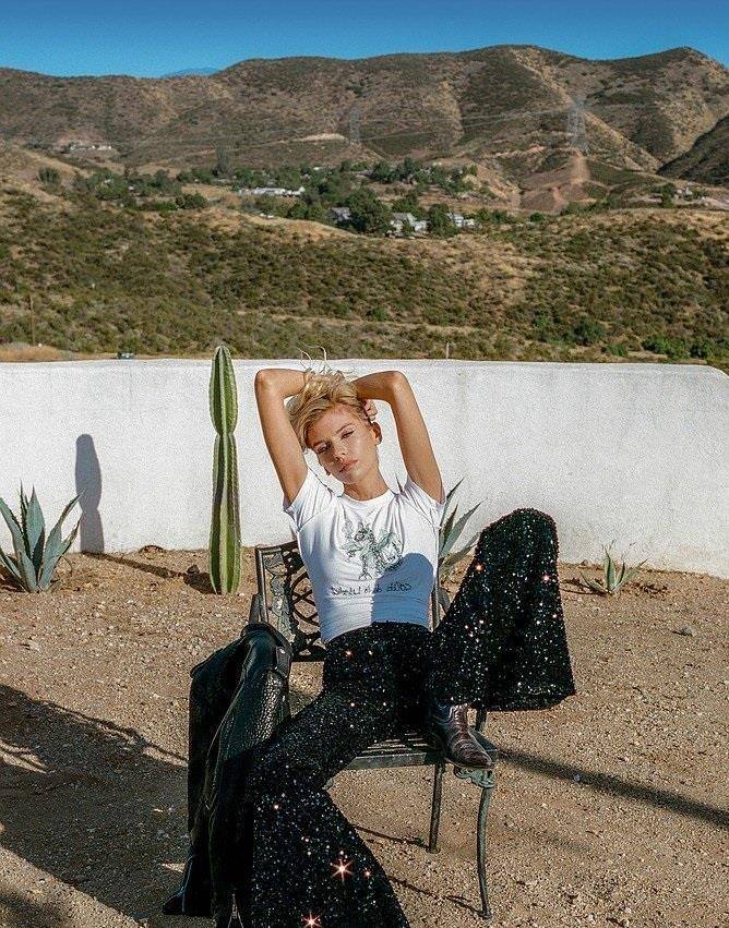 漂亮|“暮光女”前女友斯特拉·麦克斯韦和小鲜肉逛街，扮牛仔女郎真酷