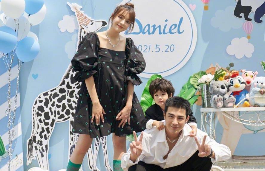 丹尼尔|麦迪娜怀二胎后晒对镜自拍照，孕肚很显眼，然而双腿更吸引眼球！