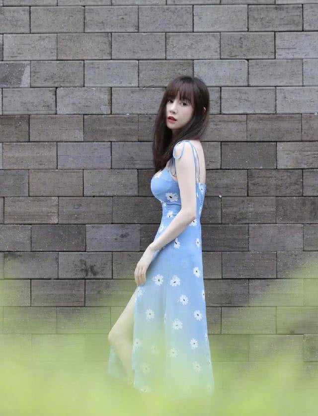 小姑娘|张檬牛奶肌真晃眼，淡蓝色吊带裙文艺又迷人，嫩度不输小姑娘