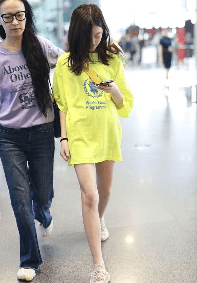 裤衩|李嫣时尚感真强，小小年纪就偏爱“下衣失踪”，细长腿比王菲优秀？