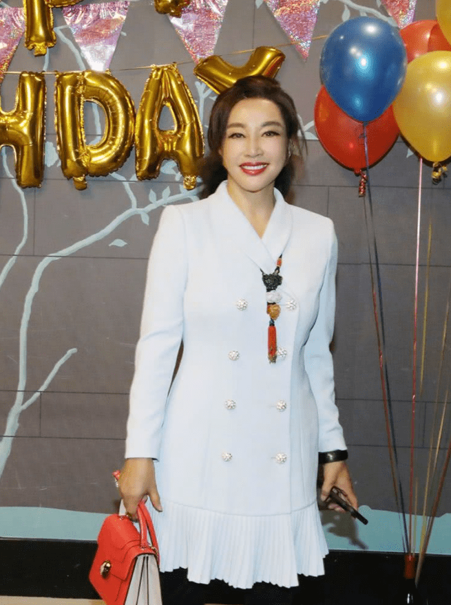 翡翠|刘晓庆才不服老，黑西装上拼一半碎花意外时髦，却被超大翡翠抢镜