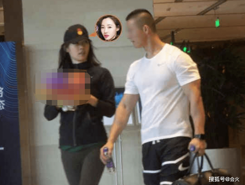 男子|白百何与男子吃饭被拍！裹外套手拿保温杯，一旁帅哥颜值高肌肉壮