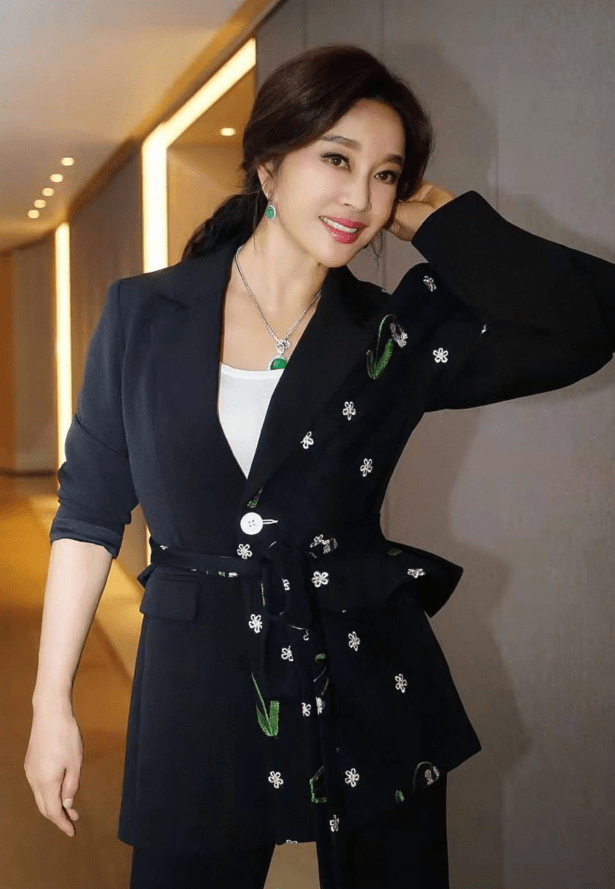 翡翠|刘晓庆才不服老，黑西装上拼一半碎花意外时髦，却被超大翡翠抢镜