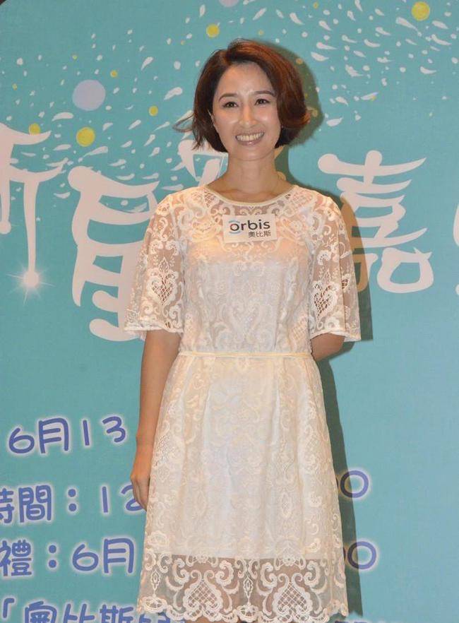 配饰|张家辉夫妇牵手走红毯,关咏荷穿绿裙配卷发好优雅,与老公真登对