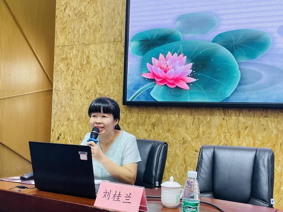 来自于都县实验小学的刘桂兰老师进行了题为《习作教学,想说爱你也