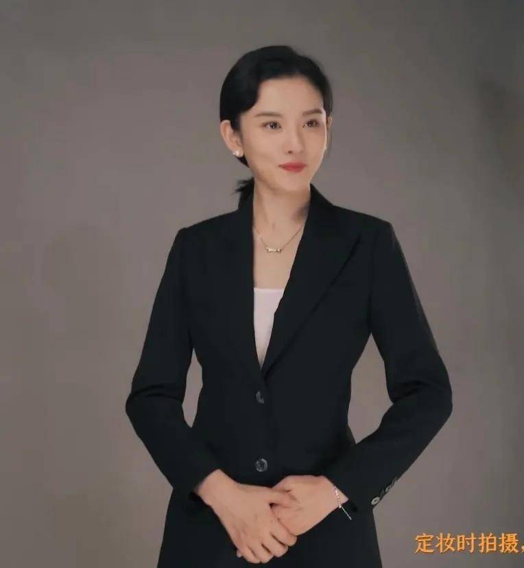 白女士|被称内娱95花颜霸的她，靠港风造型再次惊艳网友：太绝了！