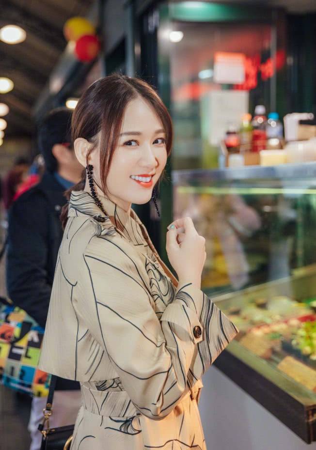 黑色|恋爱后的陈乔恩不得了,为扮嫩她穿上泡泡衫,谁知腰却变得极粗