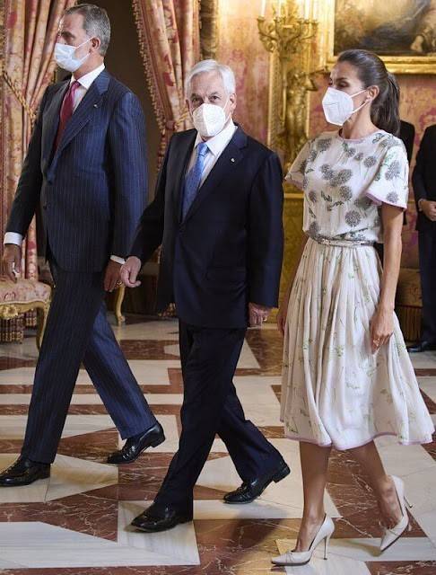 国王|西班牙国王夫妇同框营业！莱后竟然穿婆婆的旧裙，扎高马尾太嫩了