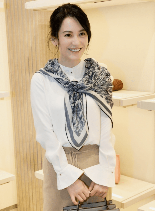 氛围|有品味的女人穿衬衫都懂配丝巾，看俞飞鸿陈数就知道，太有气质了