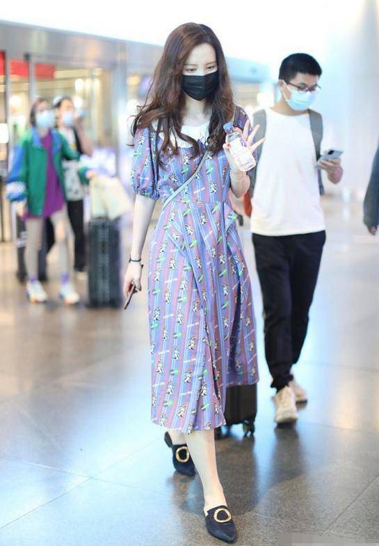 穆勒|张萌素颜状态真抗打！39岁穿19岁的娃娃印花裙，不是装嫩是真嫩