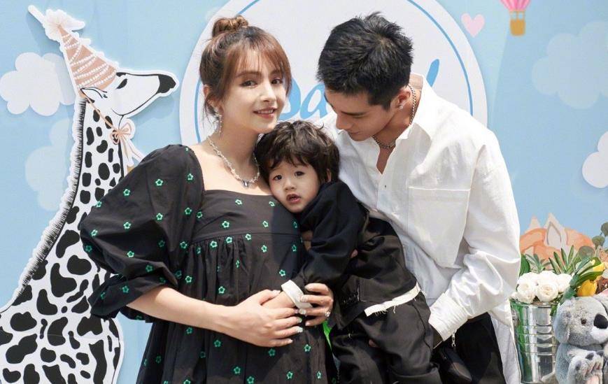 丹尼尔|麦迪娜怀二胎后晒对镜自拍照，孕肚很显眼，然而双腿更吸引眼球！