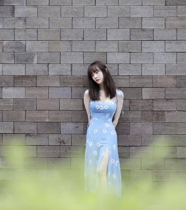 小姑娘|张檬牛奶肌真晃眼，淡蓝色吊带裙文艺又迷人，嫩度不输小姑娘