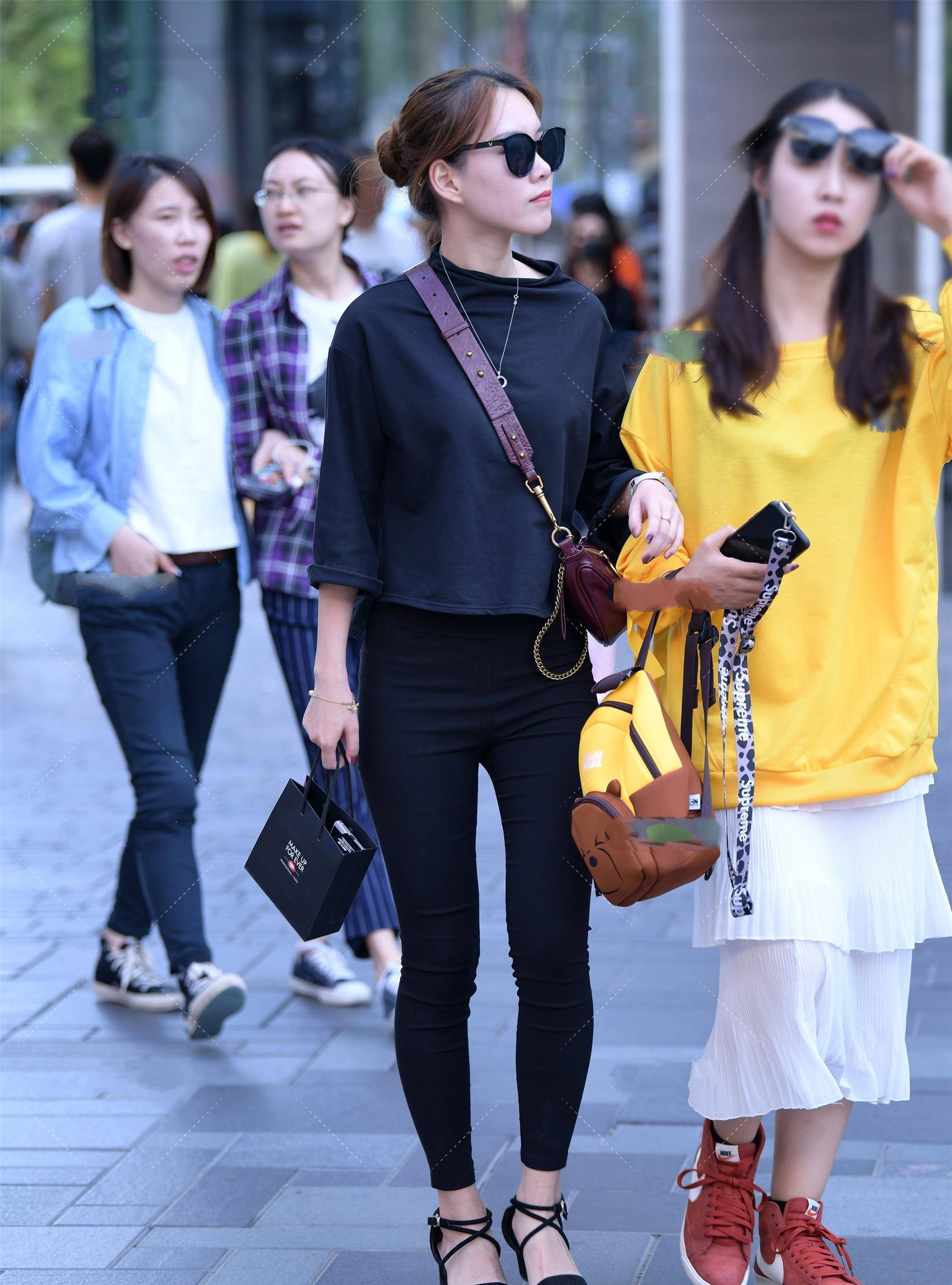 长裤|黑色系穿搭，配铅笔长裤、一字带鞋子，显黑酷潮流风