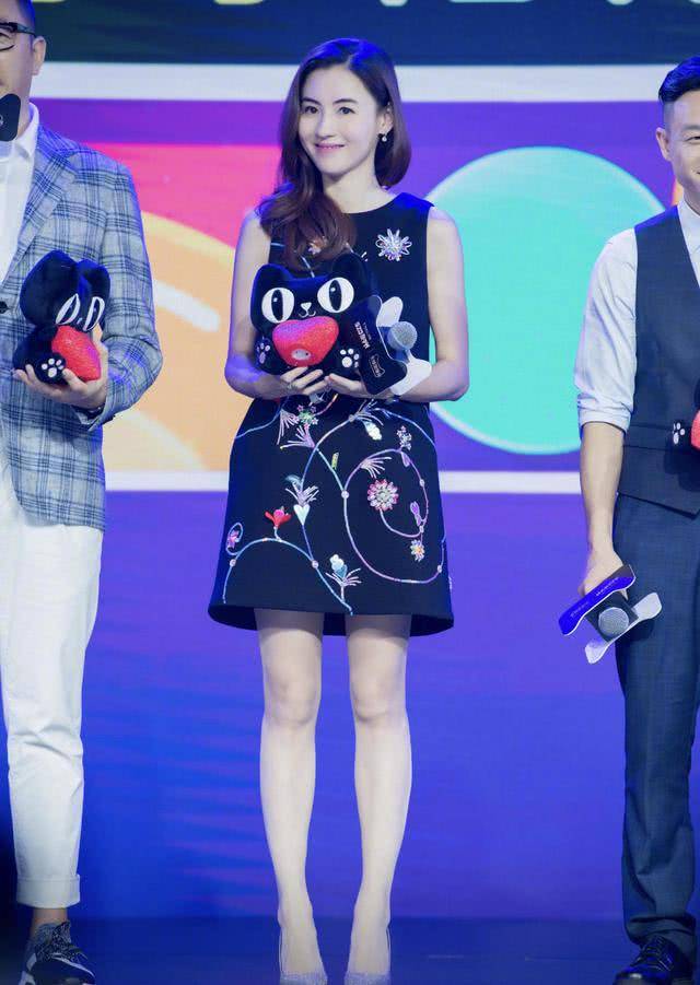 马尾|张柏芝真是“少女脸”，穿牛仔连体裤扎高马尾装扮，嫩得惹人羡慕