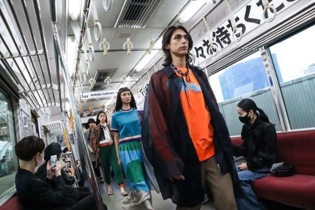 列车|京急列车上走时装秀，KOLOR不求震撼天桥，只求在生活中留下印象