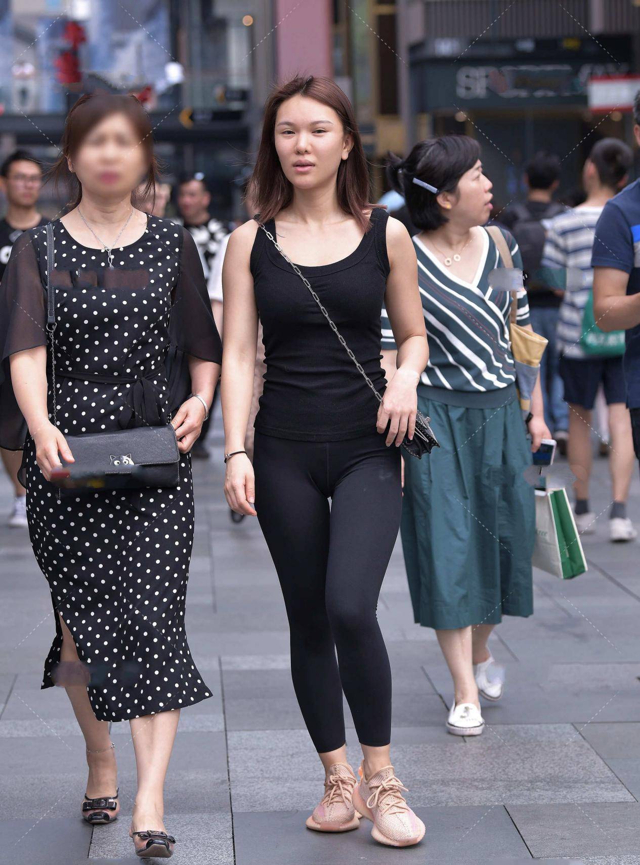 都是偏|黑色背心搭配健美裤，又潮又酷，帅气十足