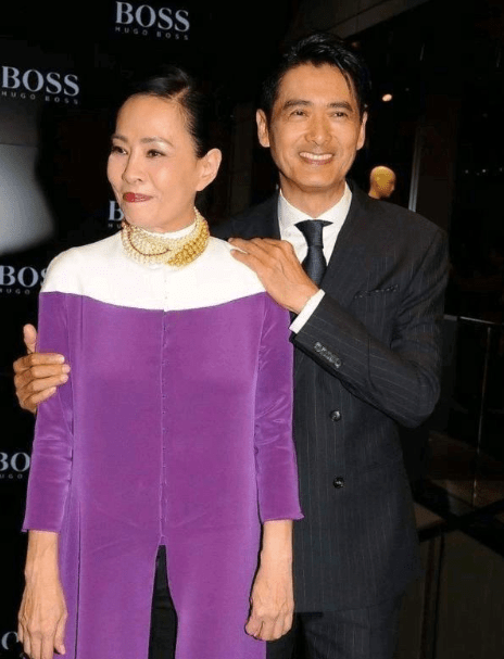 颜色|周润发老婆真保守，穿开叉裙还内搭秋裤，端庄得体难怪发哥会着迷？
