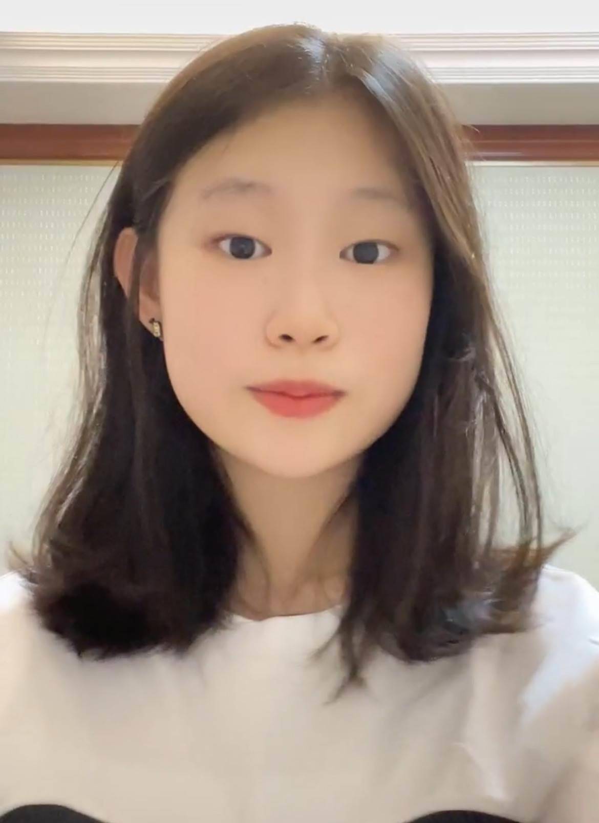 原创小沈阳14岁女儿近照曝光,带耳钉对镜跳舞,挑染粉发颜值逆袭