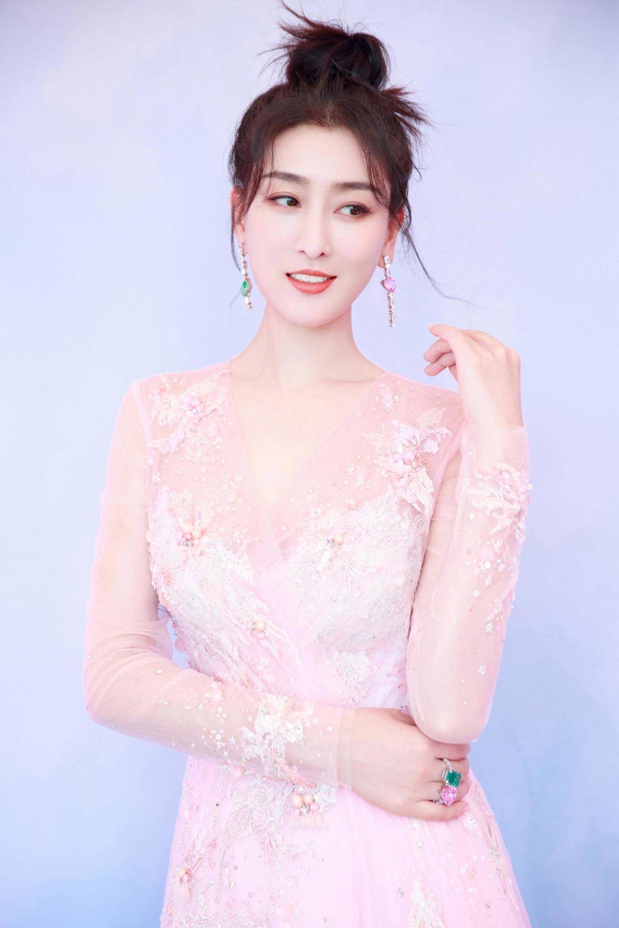 马苏|马苏又美回颜值巅峰,穿白色不规则拼接礼服成熟稳重,气质高贵