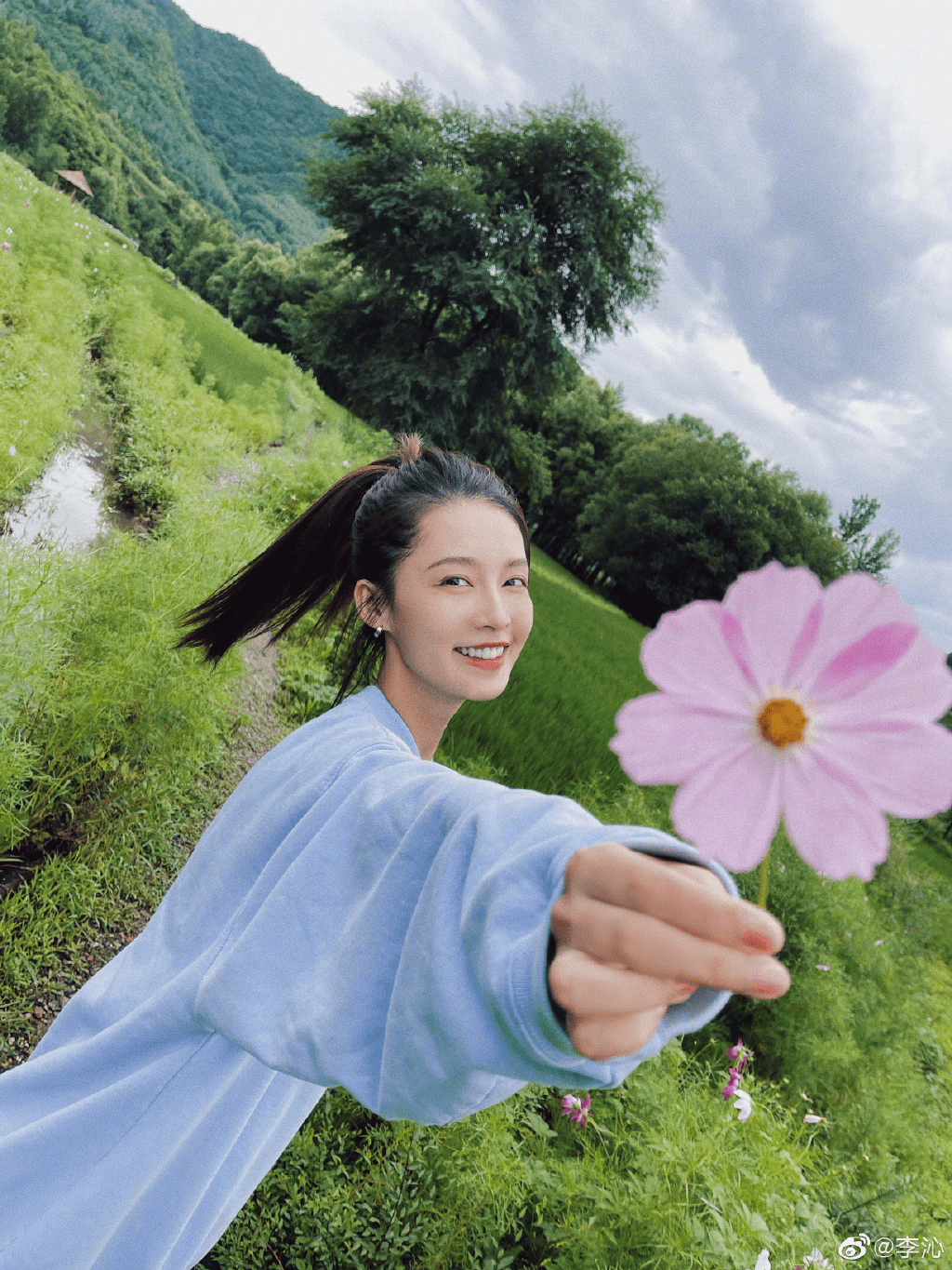 李沁 乡村背景写真大片 蓝色卫衣配短裤秀美腿 展现年轻与温柔 风格