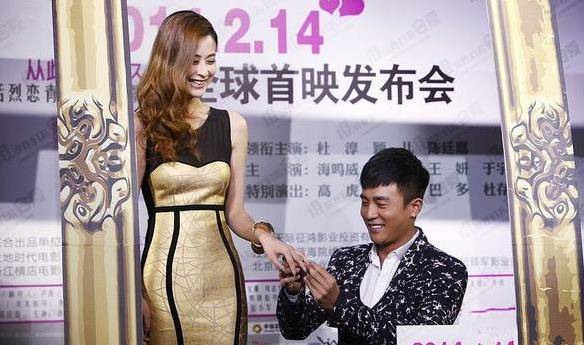 设计|颖儿穿紧身裙自信亮相，身材曲线很性感，一旁的杜淳脸上挂满笑容