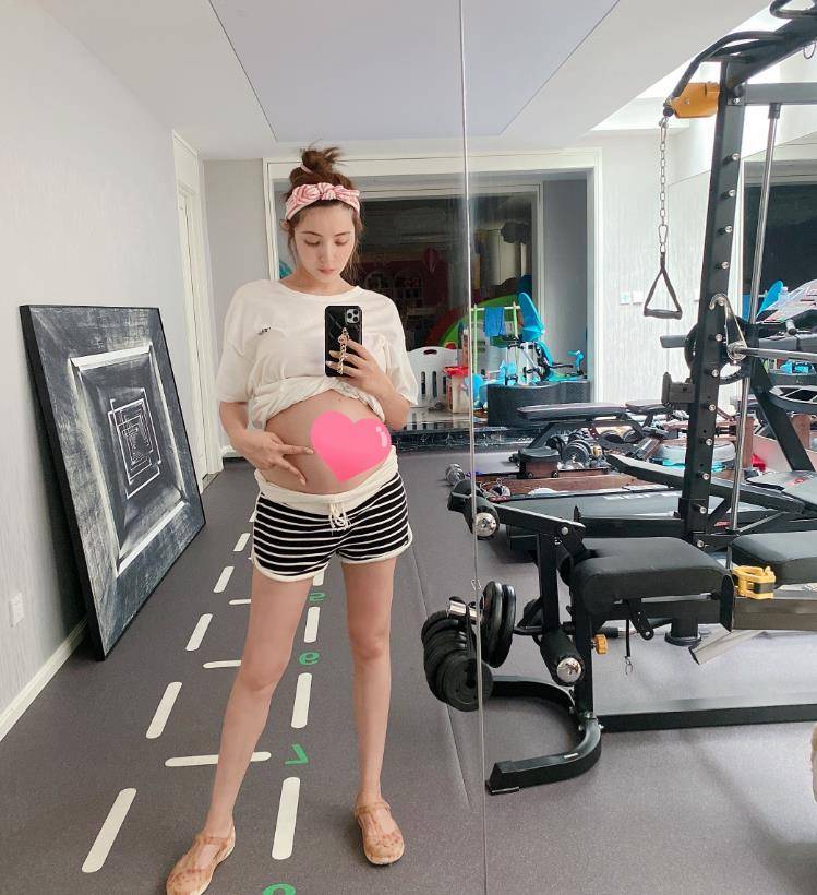 丹尼尔|麦迪娜怀二胎后晒对镜自拍照，孕肚很显眼，然而双腿更吸引眼球！