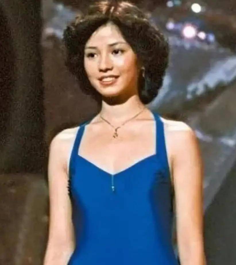 白女士|被称内娱95花颜霸的她，靠港风造型再次惊艳网友：太绝了！